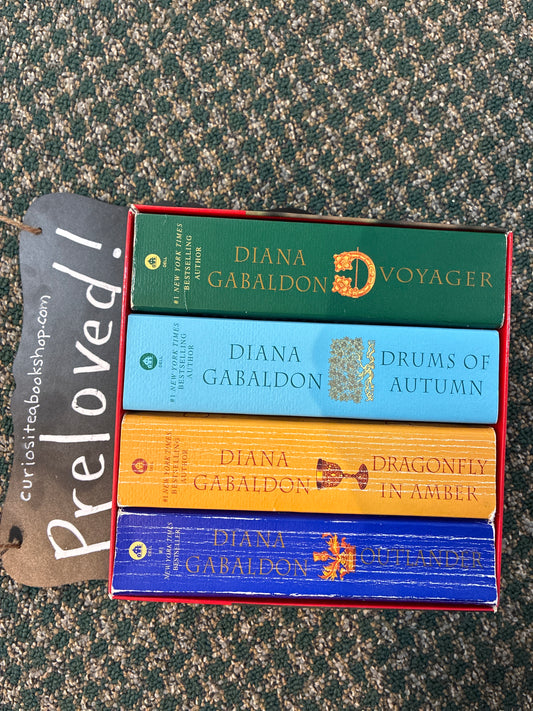 Preloved: Outlander 4-Copy Boxed Set: Outlander, Dragonfly in Amber, Voyager, Drums of Autumn